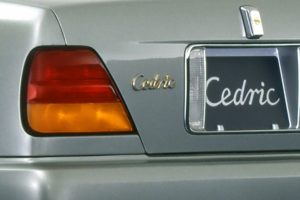 Emblema del modelo Cedric con flecos dorados en la década de 1990.
