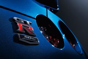 El GT-R usa un emblema con las letras “GT-R” y un vivo color rojo.